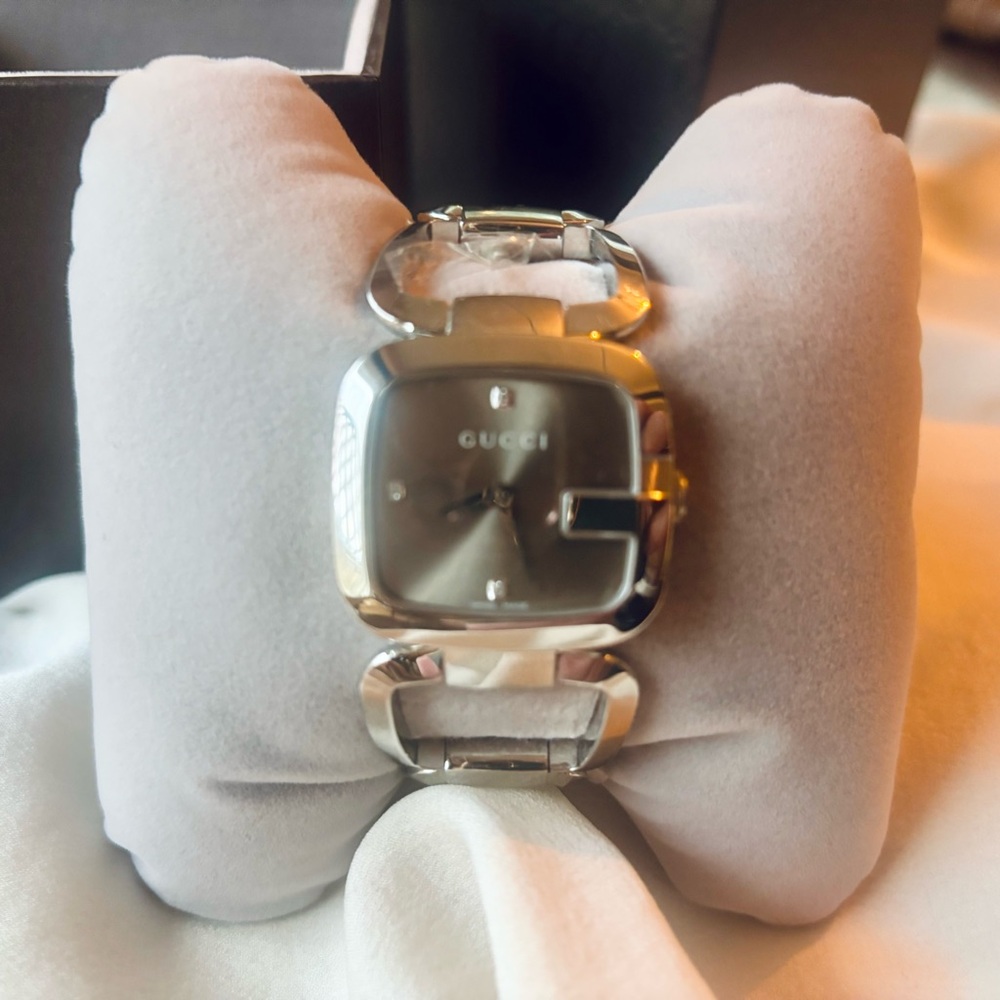 New In Box! G Gucci Silver Diamond Women’s Watch YA125401 - Picture 4 of 7